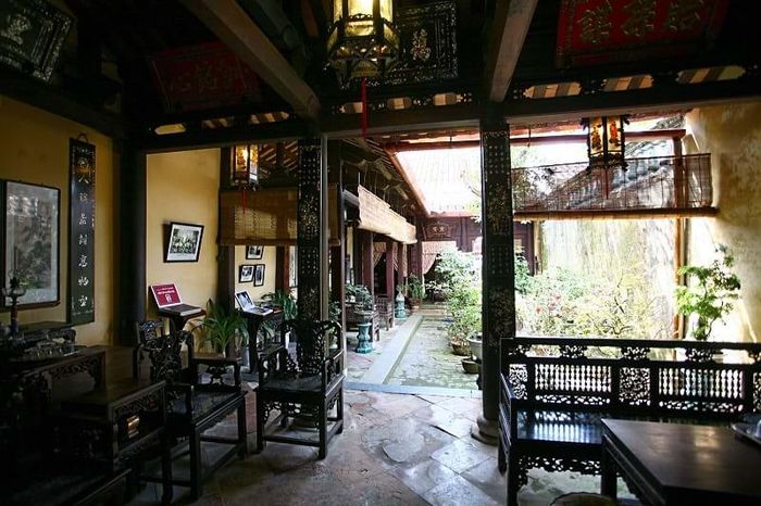 Nối giữa những lớp nhà là nhà cầu kế bên sân trời. Đây là nơi nghỉ ngơi, giải trí, đánh cờ, đọc sách, uống rượu… Các không gian liên thông không có cửa ngăn cách tạo nên sự thoáng đãng trong thị giác, giải quyết tốt vấn đề thông gió và chiếu sáng.
