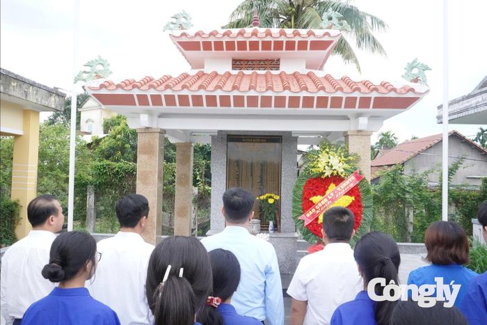 Đoàn công tác dâng hoa tưởng niệm các nạn nhân Vụ thảm sát Diên Niên - Phước Bình tại xã Sơn Tịnh, tỉnh Quảng Ngãi.
