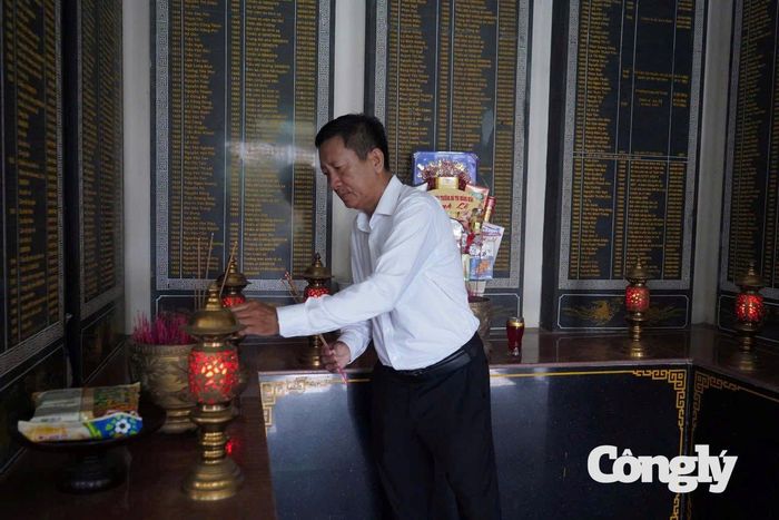 Ông Huỳnh Văn Tịnh – Phó Bí thư Thường trực Đảng ủy xã Sơn Tịnh, tỉnh Quảng Ngãi, thắp hương tại Đền tưởng niệm Liệt sĩ Sơn Tịnh, điểm di tích Chiến thắng Ba Gia.
