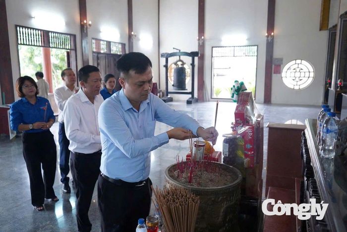 Các đại biểu thắp hương tại Đền tưởng niệm Liệt sĩ Sơn Tịnh, điểm di tích Chiến thắng Ba Gia.