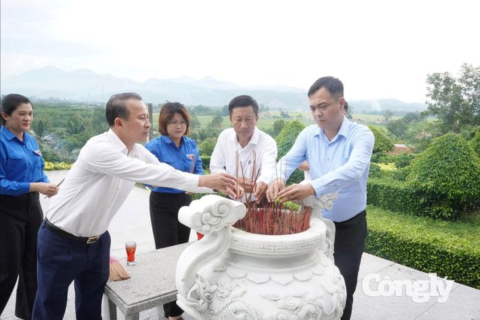 Các đại biểu dâng hương tại Tượng đài Chiến thắng Ba Gia.