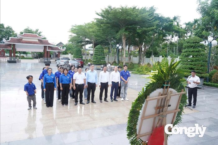 Các đại biểu dâng hoa tưởng niệm các anh hùng liệt sĩ tại Đền tưởng niệm Liệt sĩ Sơn Tịnh, di tích Chiến thắng Ba Gia.