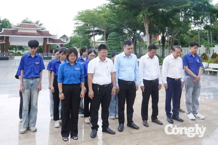 Đoàn công tác Văn phòng đại diện Báo Công lý tại TP.HCM dâng hoa tưởng niệm các anh hùng liệt sĩ tại Đền tưởng niệm Liệt sĩ Sơn Tịnh, điểm di tích Chiến thắng Ba Gia.