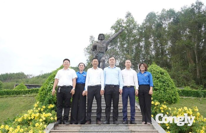 Đoàn công tác chụp hình lưu niệm tại di tích Chiến thắng Ba Gia.
