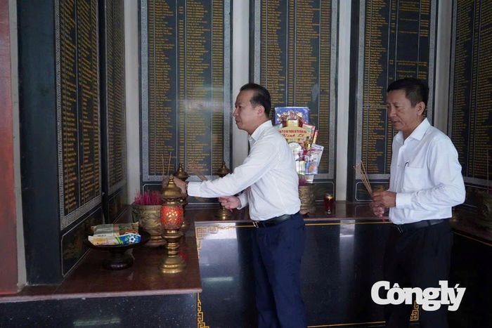 Ông Trung Sơn, Phó Tổng thư ký Chuyên trang Công lý và xã hội thắp hương tại Đền tưởng niệm Liệt sĩ Sơn Tịnh, điểm di tích Chiến thắng Ba Gia.