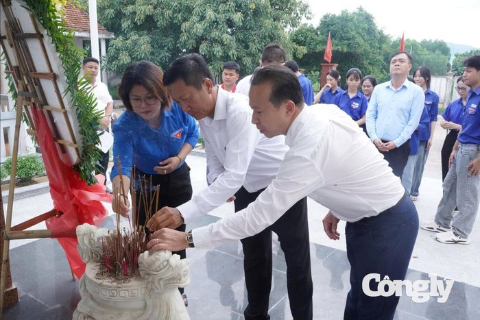 Các đại biểu thành kính dâng hương tưởng niệm những người dân vô tội đã bị sát hại trong chiến tranh tại Khu Di tích lịch sử Quốc gia Vụ thảm sát Diên Niên - Phước Bình, xã Sơn Tịnh.