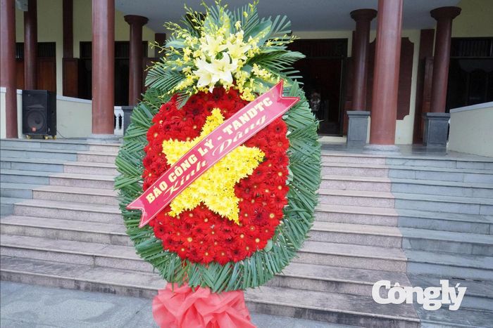 Hoạt động dâng hương là dịp để các đại biểu bày tỏ lòng tri ân đối với những người đã hy sinh, đồng thời nhắc nhớ giá trị của hòa bình.