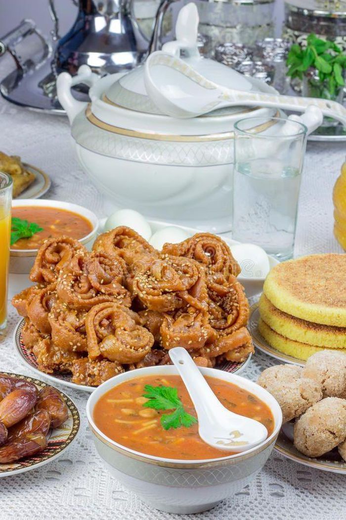 Bánh dùng chung với súp harira. Ảnh: Tasteatlas
