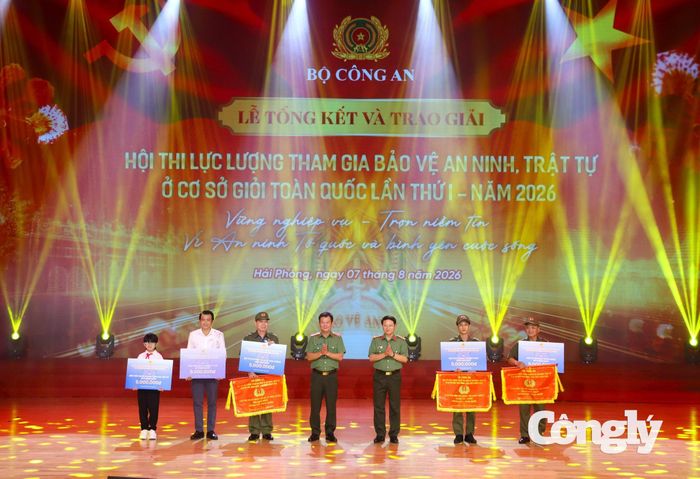 Đội thi tỉnh Cà Mau (thứ 2 từ phải sang) và diễn viên Võ Minh Thùy xuất sắc đạt thêm các giải phụ của Hội thi