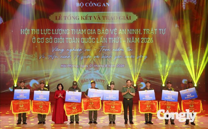 Ủy viên Bộ Chính trị, Bí thư Trung ương Đảng, Chủ tịch Ủy ban Trung ương MTTQ Việt Nam Bùi Thị Minh Hoài và Thứ trưởng Lê Văn Tuyến trao giải cho các đội thi