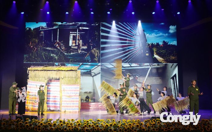 Đội thi tỉnh Cà Mau với tiểu phẩm “Bình yên gõ cửa” trong phần thi tài năng