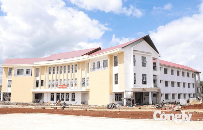 Trường Phổ thông nội trú liên cấp Tiểu học và THCS Thuận An đang bước vào giai đoạn hoàn thiện.