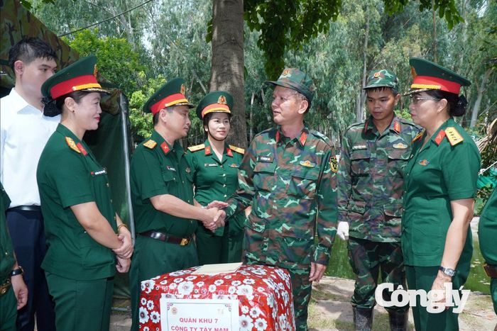 Các đoàn thăm hỏi, tặng quà lực lượng làm nhiệm vụ.