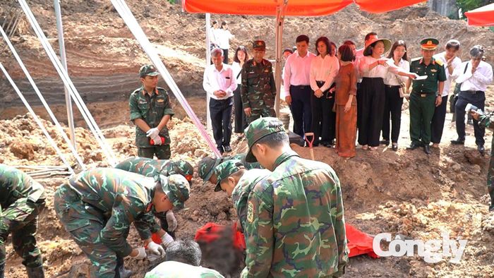 Đoàn thăm hỏi lực lượng tìm hài cốt liệt sĩ.