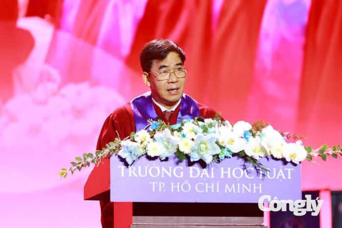 TS. Lê Trường Sơn – Bí thư Đảng ủy, Hiệu trưởng Trường Đại học Luật TP.HCM phát biểu tại Lễ Vinh danh Tân khoa năm học 2025–2026.