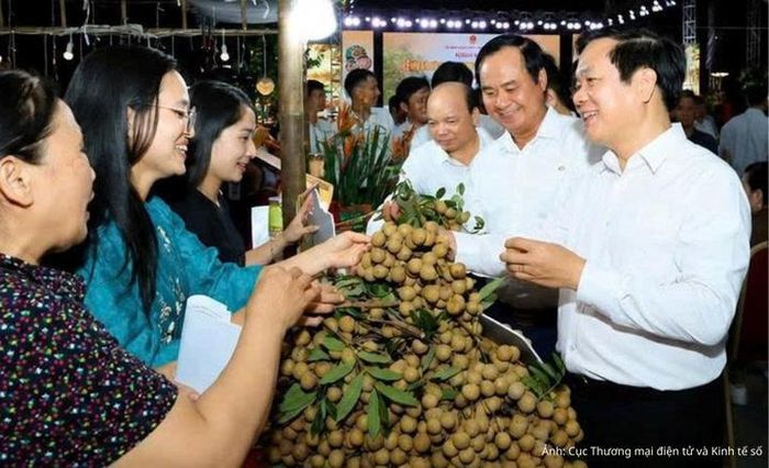 Ủy viên Ban Chấp hành Trung ương Đảng, Bí thư Tỉnh ủy Phạm Quang Ngọc và các đại biểu tham quan các gian trưng bày nhãn