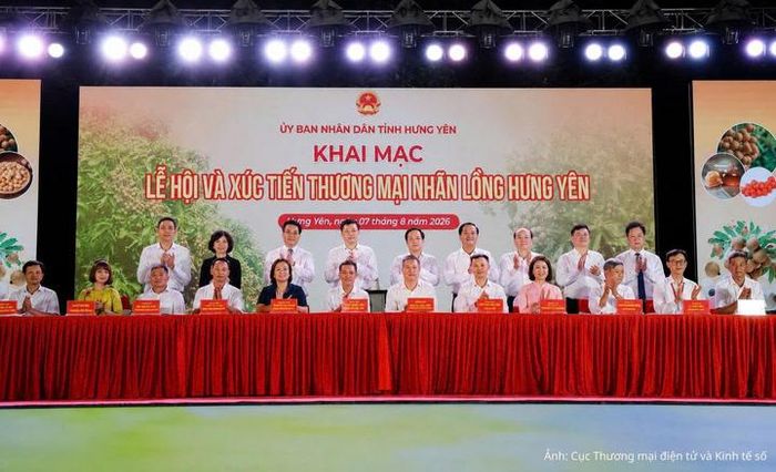 Lễ ký kết hợp đồng tiêu thụ sản phẩm nhãn giữa các hợp tác xã, nhà vườn lớn và các doanh nghiệp tiêu thụ trong nước và xuất khẩu, nhằm thúc đẩy đầu ra bền vững cho sản phẩm nhãn lồng Hưng Yên