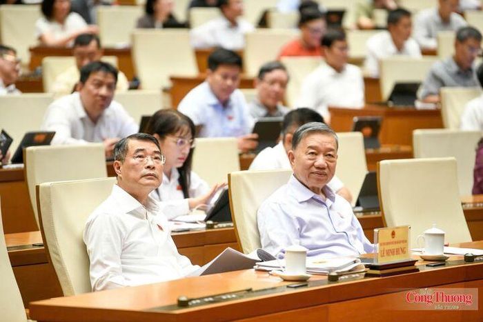 Tổng Bí thư, Chủ tịch nước Tô Lâm và Thủ tướng Chính phủ Lê Minh Hưng dự phiên thảo luận tại hội trường về Luật Dầu khí (sửa đổi).