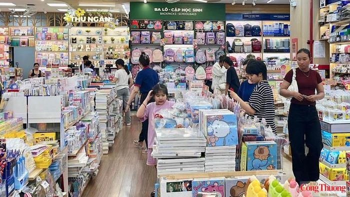 Phụ huynh tranh thủ cuối tuần đưa con đi mua sắm sách vở, cặp sách và đồ dùng học tập chuẩn bị cho năm học mới tại Cần Thơ.