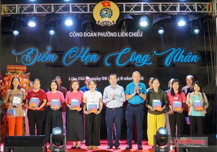 Lãnh đạo Liên đoàn Lao động TP. Đà Nẵng và phường Liên Chiểu tặng quà cho công nhân có hoàn cảnh khó khăn
