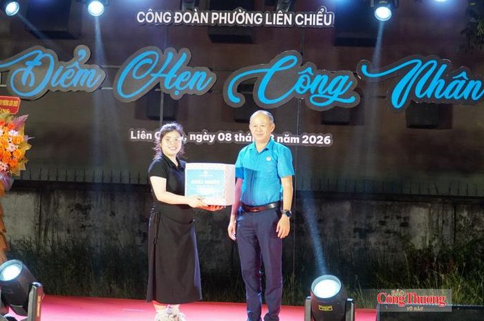 Phó Chủ tịch thường trực Liên đoàn Lao động TP. Đà Nẵng trao giải Nhất cho công nhân may mắn trong phần bốc thăm trúng thưởng.