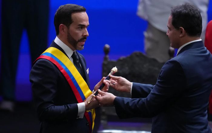 Tổng thống Colombia Abelardo de la Espriella nhận quyền trượng nghi lễ từ Chủ tịch Thượng viện Honorio Henriquez trong lễ nhậm chức của ông tại Cali, Colombia, ngày 7 tháng 8 năm 2026. Ảnh: AP.