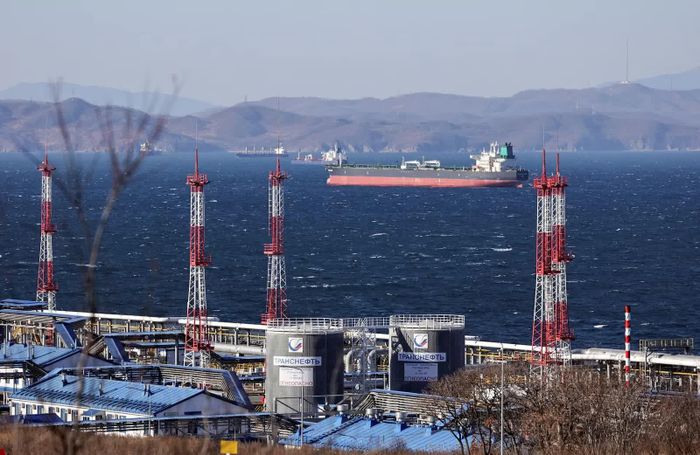 Tàu chở dầu thô Fuga Bluemarine đang neo đậu gần nhà ga Kozmino ở vịnh Nakhodka, Nga, ngày 4 tháng 12 năm 2022. Ảnh: REUTERS.