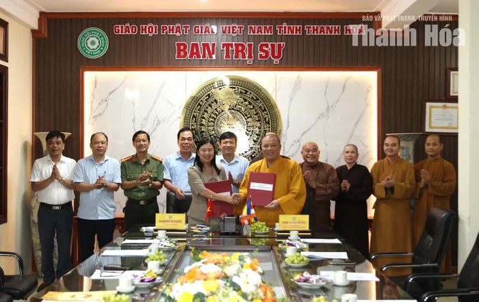 Đại diện lãnh đạo Ủy ban MTTQ tỉnh và Ban Trị sự GHPG Việt Nam tỉnh trao bản ký kết Chương trình phối hợp giai đoạn 2026-2031.
