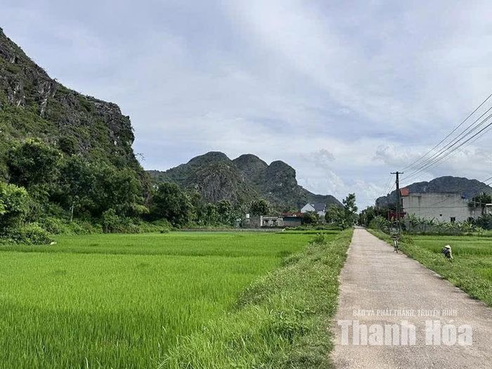 Thôn Hoàng Sơn, xã Trung Chính được bao bọc bởi núi Hoàng Sơn thuộc dãy Hoàng Nghiêu Sơn.