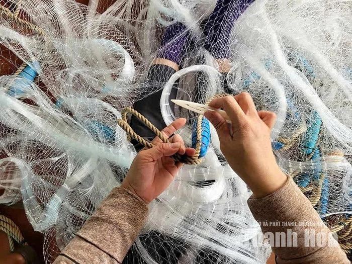 Các công đoạn để tạo thành một tấm lưới hoàn chỉnh đòi hỏi sự tỉ mỉ, cần cù của người làm nghề.