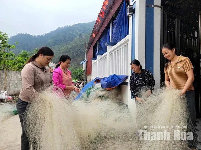 Nghề đan, vá lưới mang lại nguồn thu nhập ổn định cho người dân vùng biển.