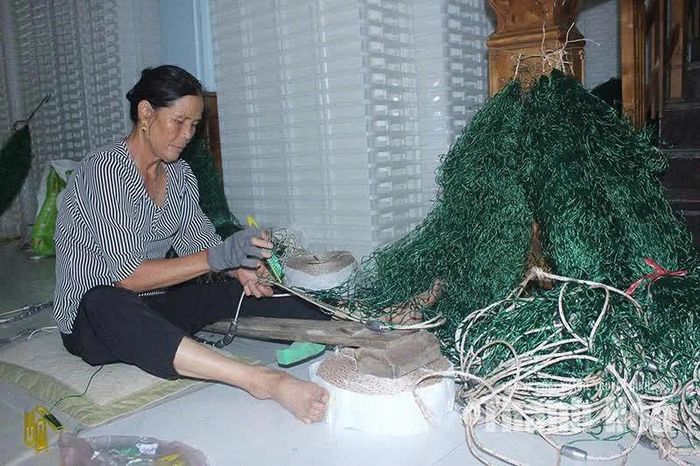Bà Nguyễn Thị Lai (thôn Giang Sơn, xã Hoằng Tiến) miệt mài giữ nghề truyền thống của cha ông.