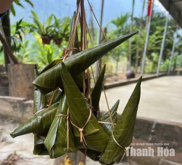 Bánh sừng bò của bà con dân tộc Mường thôn Lâm Sơn, xã Thạch Quảng.