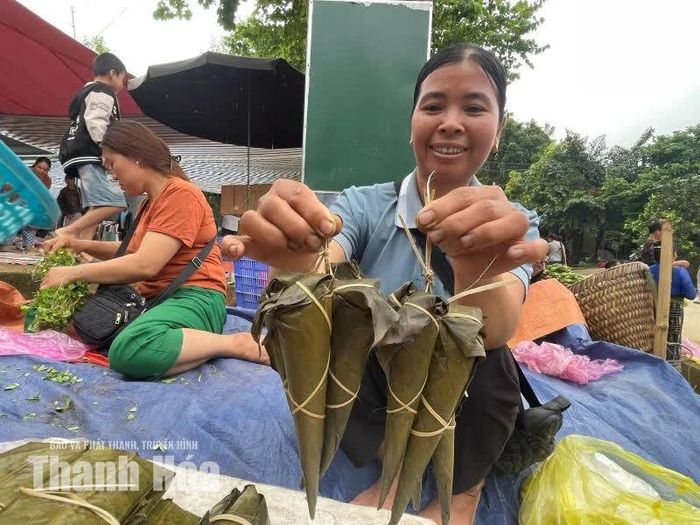 Những chiếc bánh Ú được bán tại phiên chợ vùng cao Sơn Thủy.