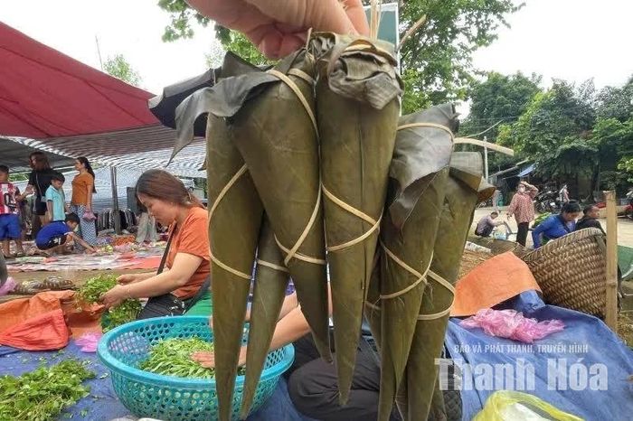 Bánh sừng bò, còn gọi là bánh ú được bà con dân tộc Thái, xã Sơn Thủy bán tại chợ phiên.