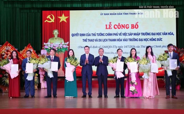 Bí thư Tỉnh ủy, Trưởng Đoàn ĐBQH tỉnh Lê Đức Thái và Phó Bí thư Tỉnh ủy, Chủ tịch UBND tỉnh Tô Anh Dũng trao Quyết định của Chủ tịch UBND tỉnh bổ nhiệm Hiệu trưởng, các Phó Hiệu trưởng Trường Đại học Hồng Đức và tặng hoa chúc mừng các cá nhân.
