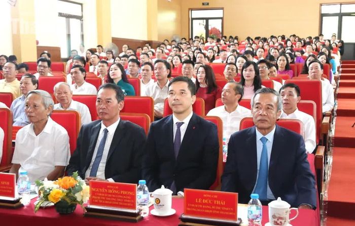 Bí thư Tỉnh ủy Lê Đức Thái cùng các đồng chí lãnh đạo tỉnh và đại biểu dự buổi lễ.