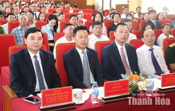 Thứ trưởng Thường trực Bộ Dân tộc và Tôn giáo Nguyễn Hoài Anh cùng các đại biểu dự buổi lễ.