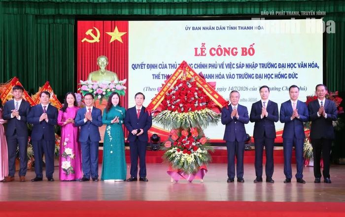 Đồng chí Lê Đức Thái, Ủy viên Trung ương Đảng, Bí thư Tỉnh ủy, Trưởng đoàn ĐBQH tỉnh cùng các đồng chí lãnh đạo tỉnh tặng hoa chúc mừng Trường Đại học Hồng Đức.