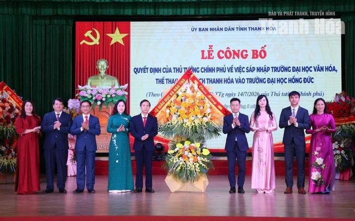Thứ trưởng Bộ GD&ĐT Lê Quân tặng hoa chúc mừng Trường Đại học Hồng Đức.