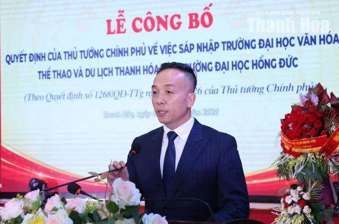 Đại diện Vụ Tổ chức cán bộ, Bộ GD&ĐT công bố Quyết định của Thủ tướng Chính phủ về sáp nhập Trường Đại học Văn hóa, Thể thao và Du lịch Thanh Hóa vào Trường Đại học Hồng Đức.