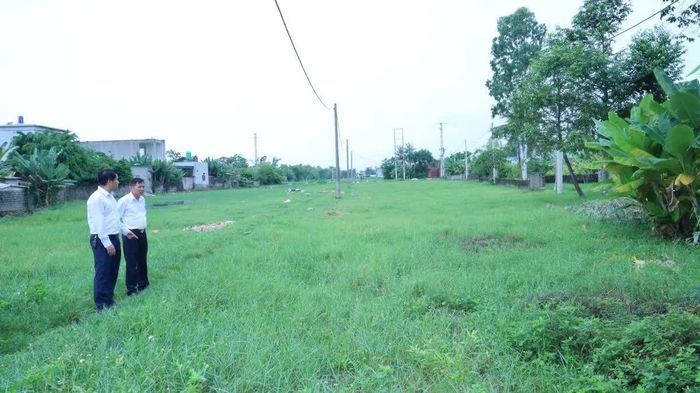 Diện tích đất của 43/49 hộ có đất giao không đúng thẩm quyền giai đoạn 2006-2007 đang được địa phương và các cơ quan có thẩm quyền giải quyết đúng quy định pháp luật.