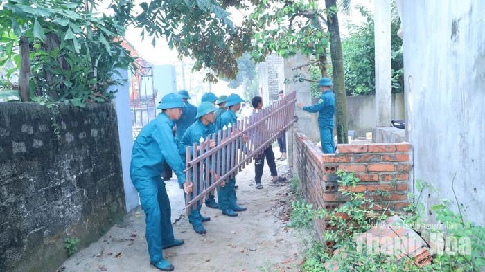 Lực lượng dân quân hỗ trợ tháo dỡ vật kiến trúc.