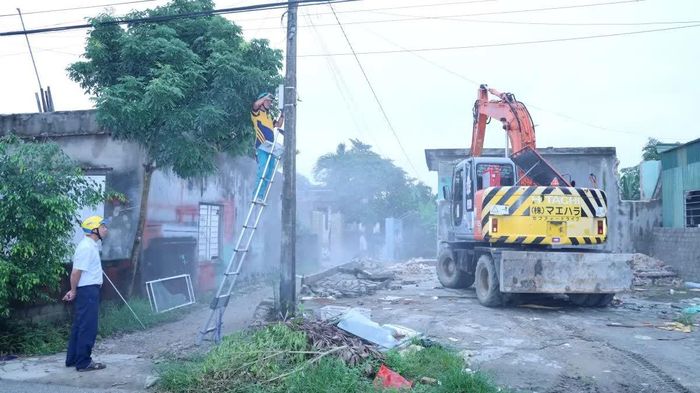 Phường Ngọc Sơn phấn đấu trong 5 ngày cao điểm (6-10/8) hoàn thành hỗ trợ người dân tháo dỡ công trình, di chuyển tài sản, bàn giao toàn bộ phần mặt bằng đã đủ điều kiện thi công cho chủ đầu tư.