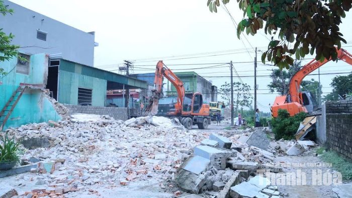 UBND phường Ngọc Sơn huy động lực lượng, phương tiện hỗ trợ các hộ dân tháo dỡ nhà cửa, công trình.