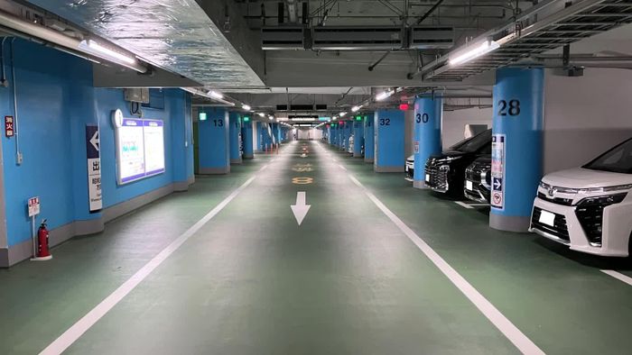 Bãi đỗ xe nhiều tầng này được chọn làm nơi trú ẩn một phần vì vị trí gần ga Tokyo nhộn nhịp. Ảnh: Nikkei Asia.