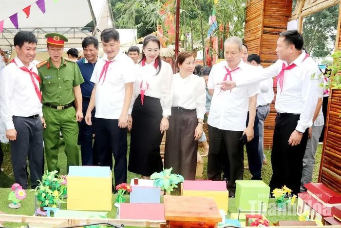 Đại biểu tham quan mô hình tại hội trại hè xã Yên Phú.