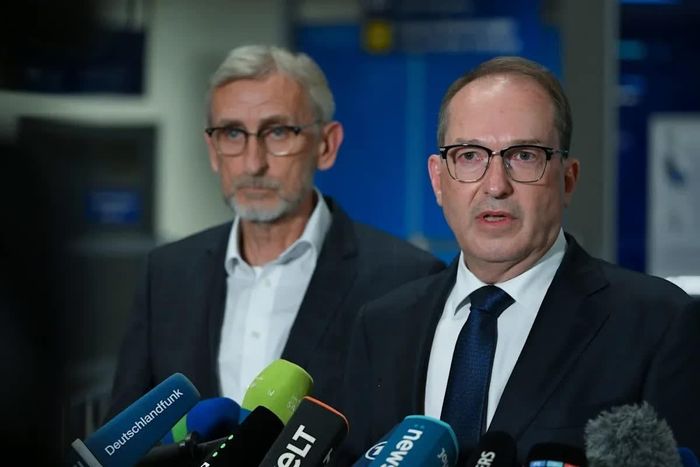 Bộ trưởng Nội vụ Đức Alexander Dobrindt phát biểu tại cuộc họp báo ở nhà ga Sân bay Leipzig/Halle sau sự cố máy bay không người lái Ảnh: DPA.