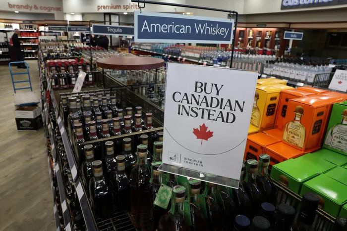 Khu vực trưng bày rượu whiskey Mỹ tại một cửa hàng B.C. Liquor Store, sau khi các sản phẩm sản xuất tại Mỹ bị dỡ khỏi kệ hàng ở Vancouver vào năm 2025. Ảnh: Reuters.