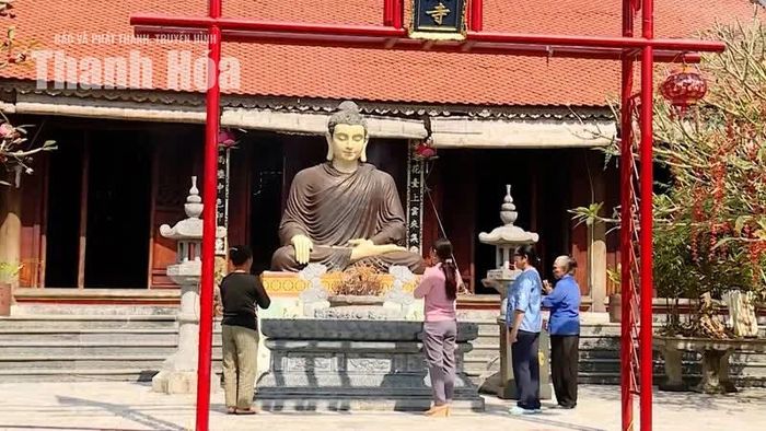 Người dân và du khách đến dâng hương, chiêm bái tại chùa Hương Nghiêm